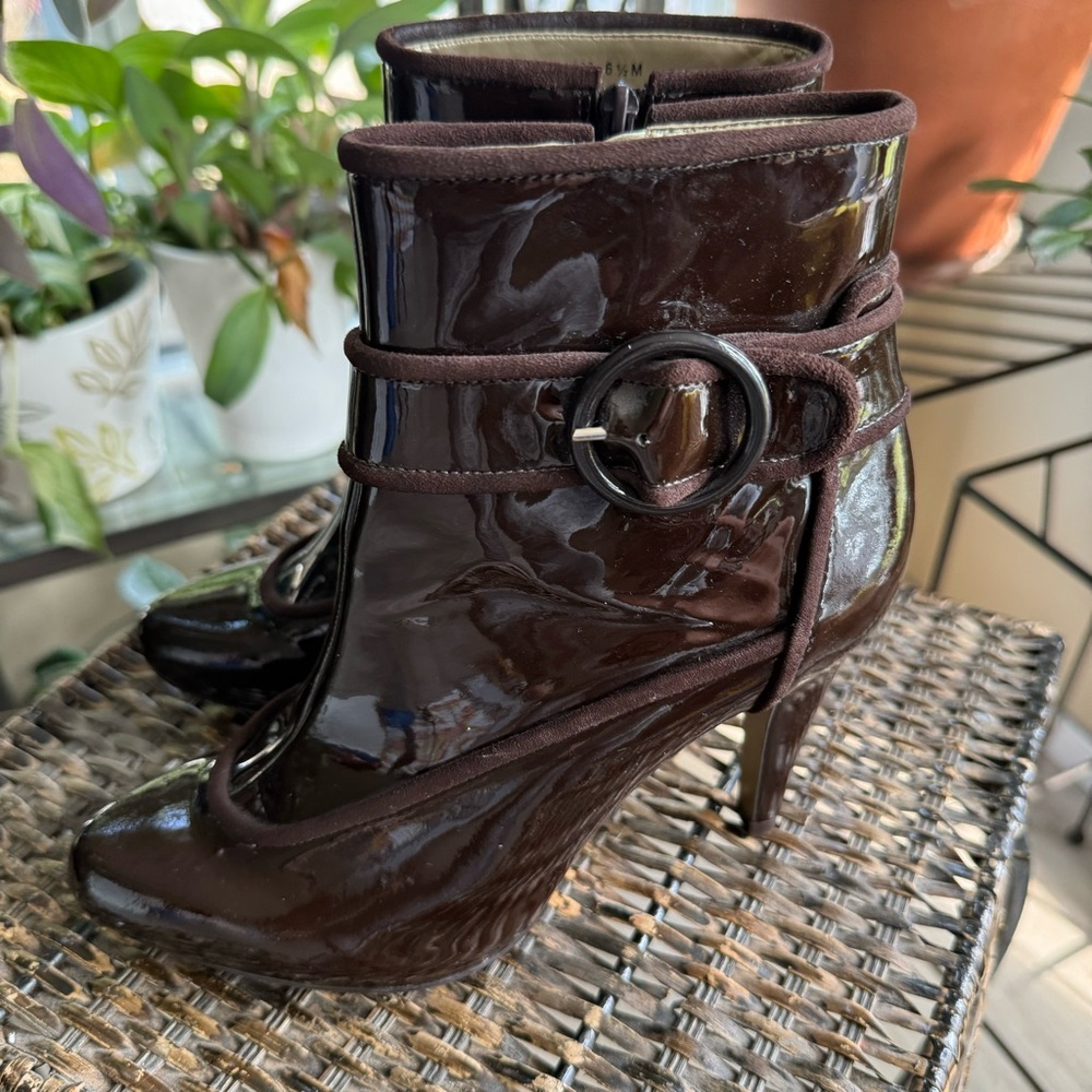 Naturalizer Glossy Dark Brown Leather‎ Heeled Boots Women’s Size 6.5